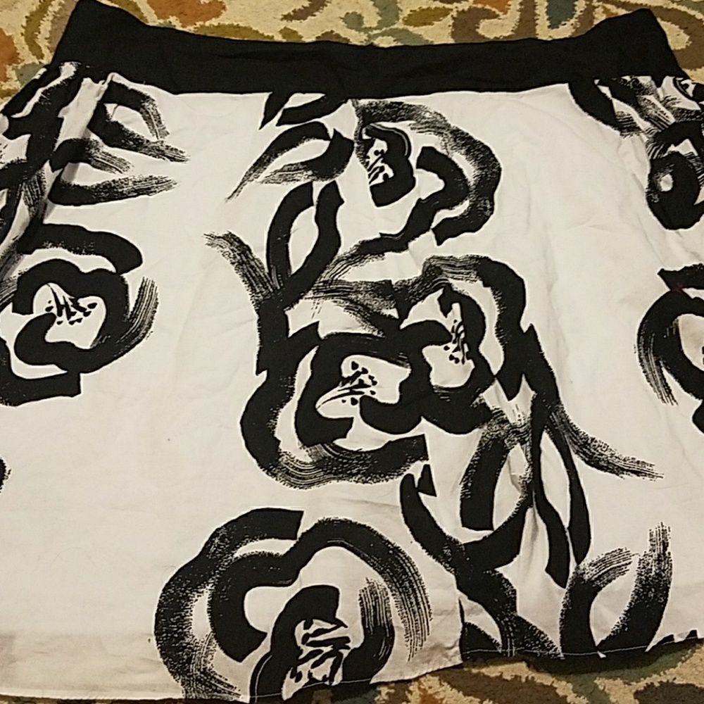 Mossimo white and black skirt